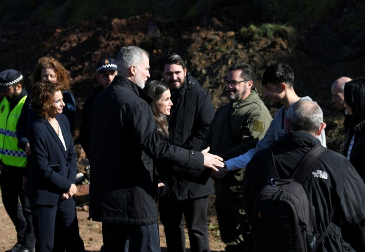 Le roi Felipe VI d'Espagne (g) et la reine Letizia, suivis de la vice-Première ministre espagnole Maria Jesus Montero, rencontrent des personnes ayant porté secours sur le site de la collision de trains à grande vitesse à Adamuz, dans le sud de l'Espagne, le 20 janvier 2026