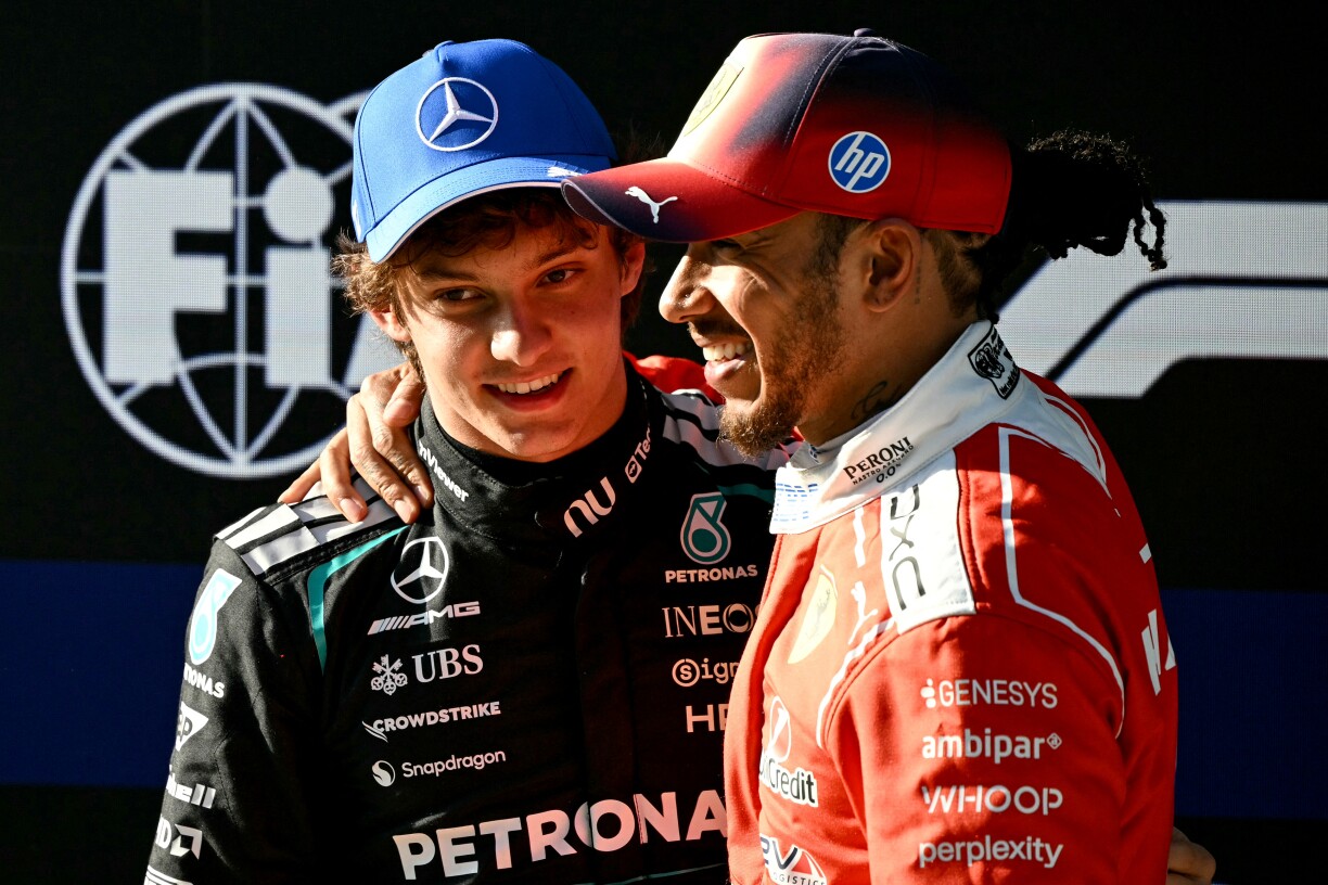 Le pilote italien de Mercedes, Kimi Antonelli (à gauche), célèbre sa pole position avec le pilote britannique de Ferrari, Lewis Hamilton.