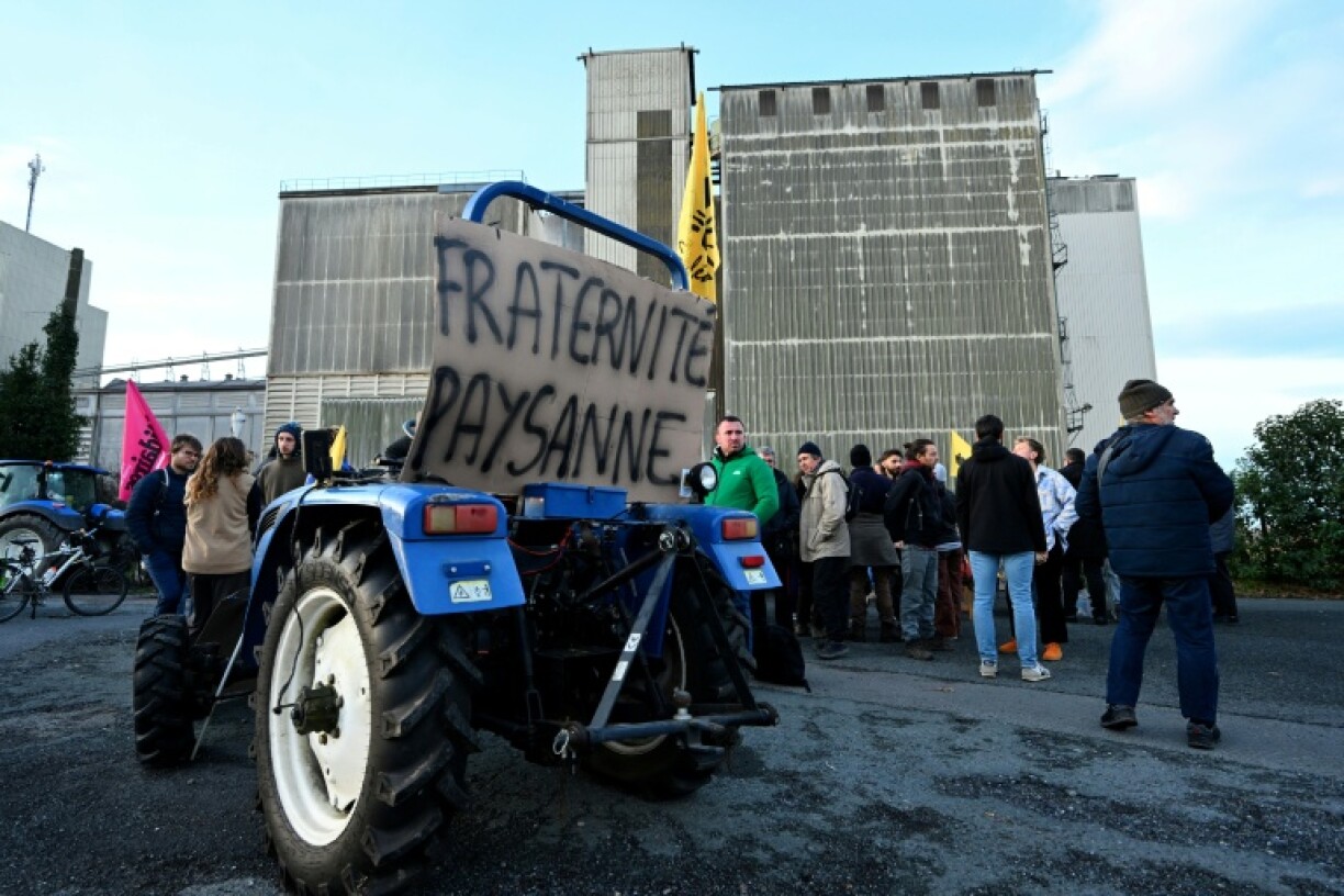 Des agriculteurs bloquent avec leurs tracteurs l'entrée du site de l'entreprise Maïsica, au port de Bayonne, le 12 janvier 2026 dans les Pyrénées-Atlantiques