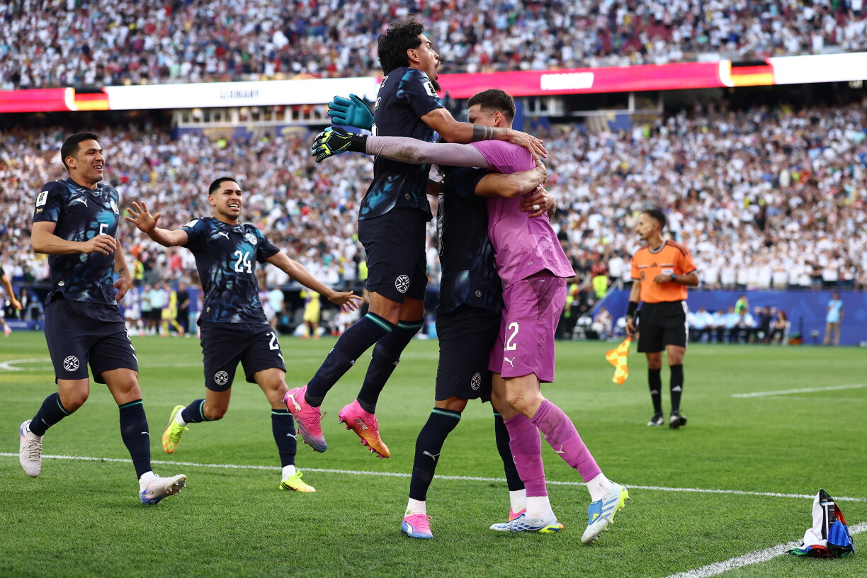 Le gardien de but paraguayen Orlando Gill (n° 12) célèbre la victoire avec ses coéquipiers après avoir remporté la séance de tirs au but.