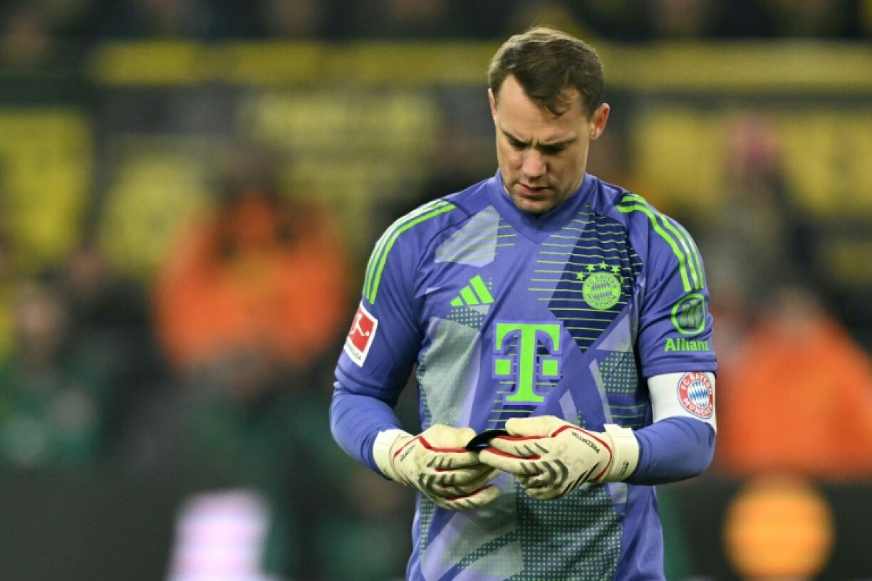 Bayern Munich goalkeeper Manuel Neuer will return from a broken rib against Borussia Moenchengladbach on Saturday