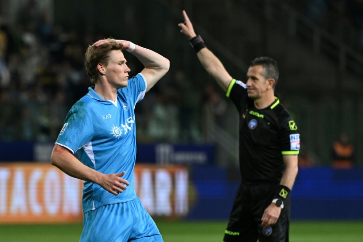 Napoli hold a one-point advantage over Inter Milan as both teams prepare to end their Serie A campaigns on Friday