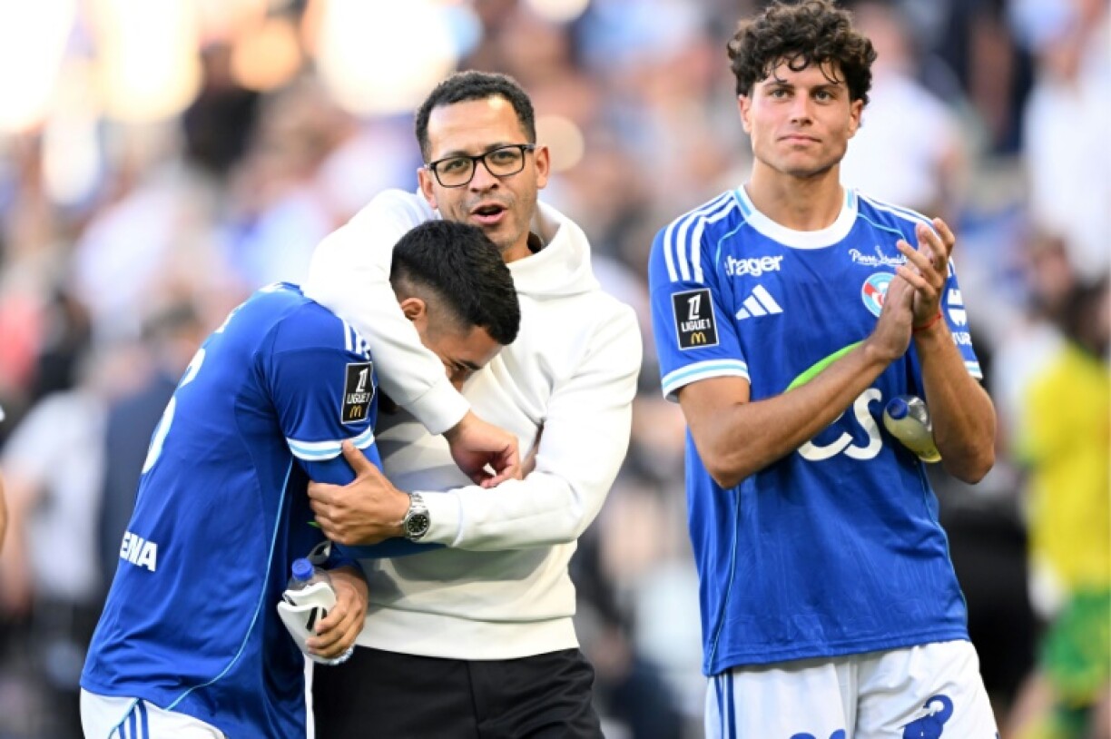 Strasbourg coach Liam Rosenior hugs Chelsea loanee Kendry Paez after his team beat Nantes in Ligue 1 last month