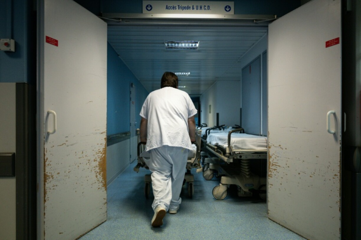 Un soignant pousse un brancard dans un couloir des urgences du CHU Pellegrin à Bordeaux le 23 juin 2026