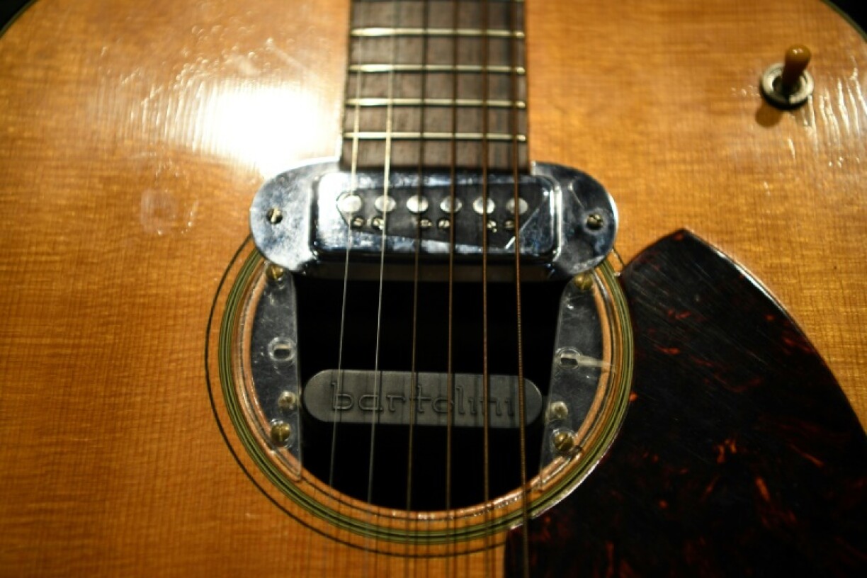 Un détail de la guitare de Kurt Cobain exposée à Londres le 15 mai 2020 un mois avant sa mise en vente aux enchères où elle a été adjugée 6 millions de dollars