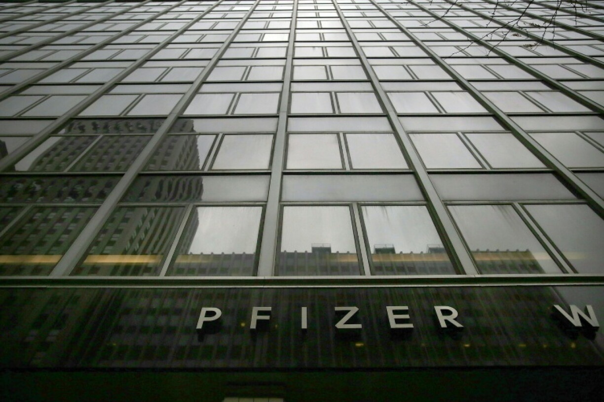 In New York hat ein womöglich einsturzgefährdeter Wolkenkratzer einen Großalarm ausgelöst. Polizei und Rettungsdienste räumten am Dienstag im morgendlichen Berufsverkehr Straßen und Gebäude rund um das Hochhaus in der East 42nd Street.
