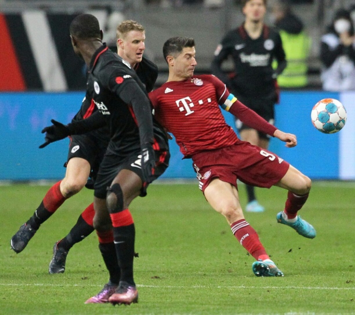 L'attaquant polonais du Bayern MUnich Robert Lewandowski porte un brassard aux couleurs de l'Ukraine, lors du match de la 24e journée de Bundesliga, le 26 février 2022 sur le terrain de Francfort