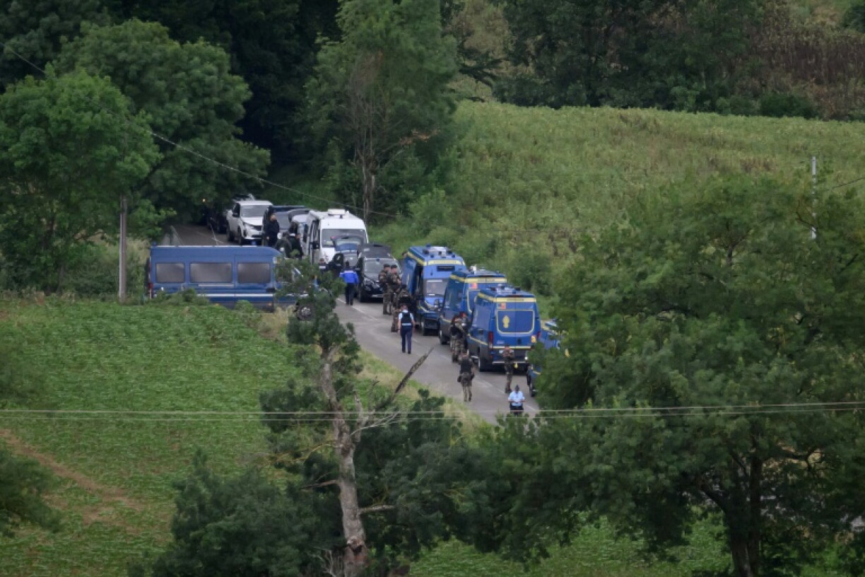 FDes gendarmes près du lieu où un corps a été découvert lors des recherches pour retrouver la collégienne Lyhanna, portée disparue, le 4 juin 2026 près de Puycasquier, dans le Gers