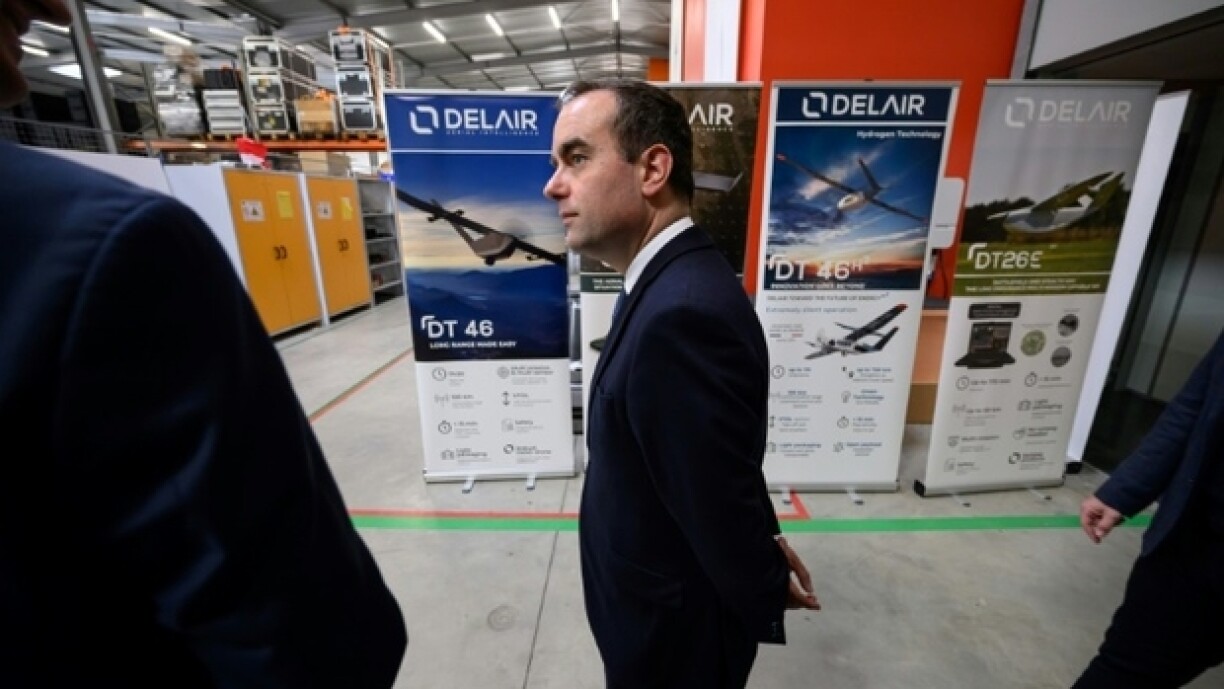 Le ministre des Forces armées, Sébastien Lecornu, visite l'atelier de l'usine de drones Delair à Labège, dans la Haute-Garonne, le 29 février 2024