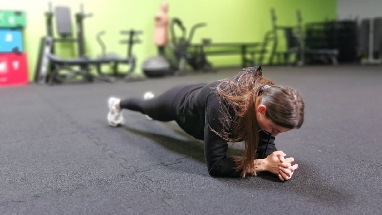 Une minute de gainage: réalisé plusieurs fois par semaine, l'exercice porte ses fruits, notamment au niveau de la sangle abdominale.