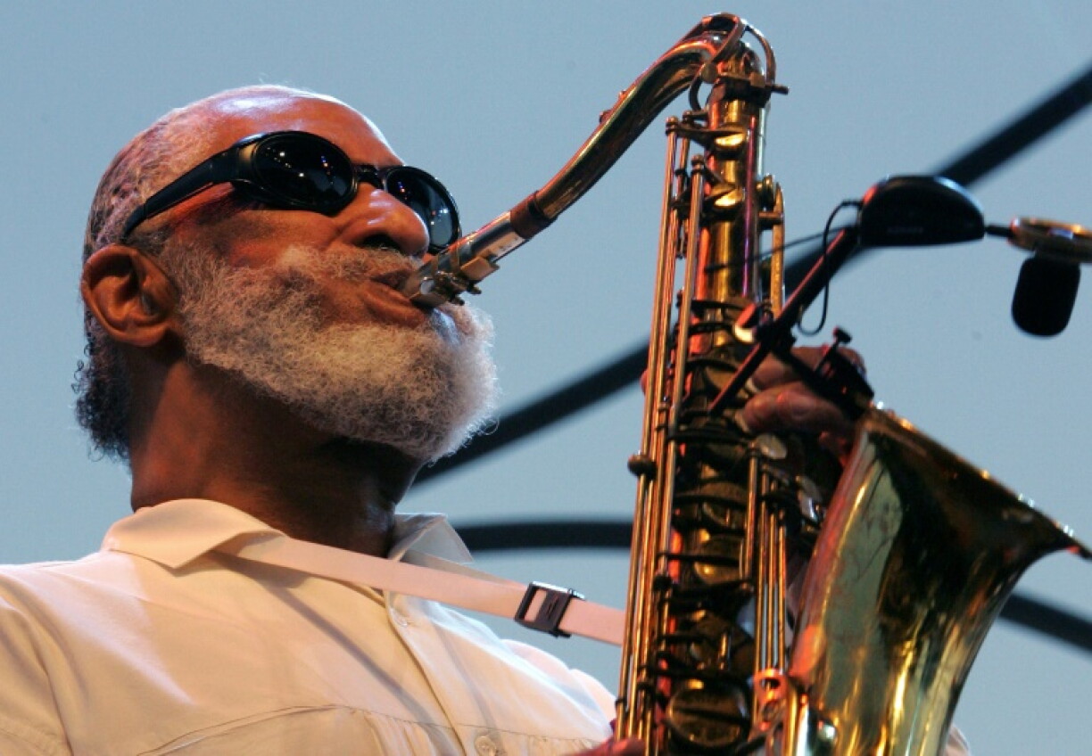 Im Alter von 95 Jahren ist die US-Jazzlegende Sonny Rollins gestorben. "Mit tiefer Trauer und inniger Liebe geben wir das Ableben von Sonny Rollins bekannt", hieß es auf der Online-Seite des weltweit bekannten Künstlers.