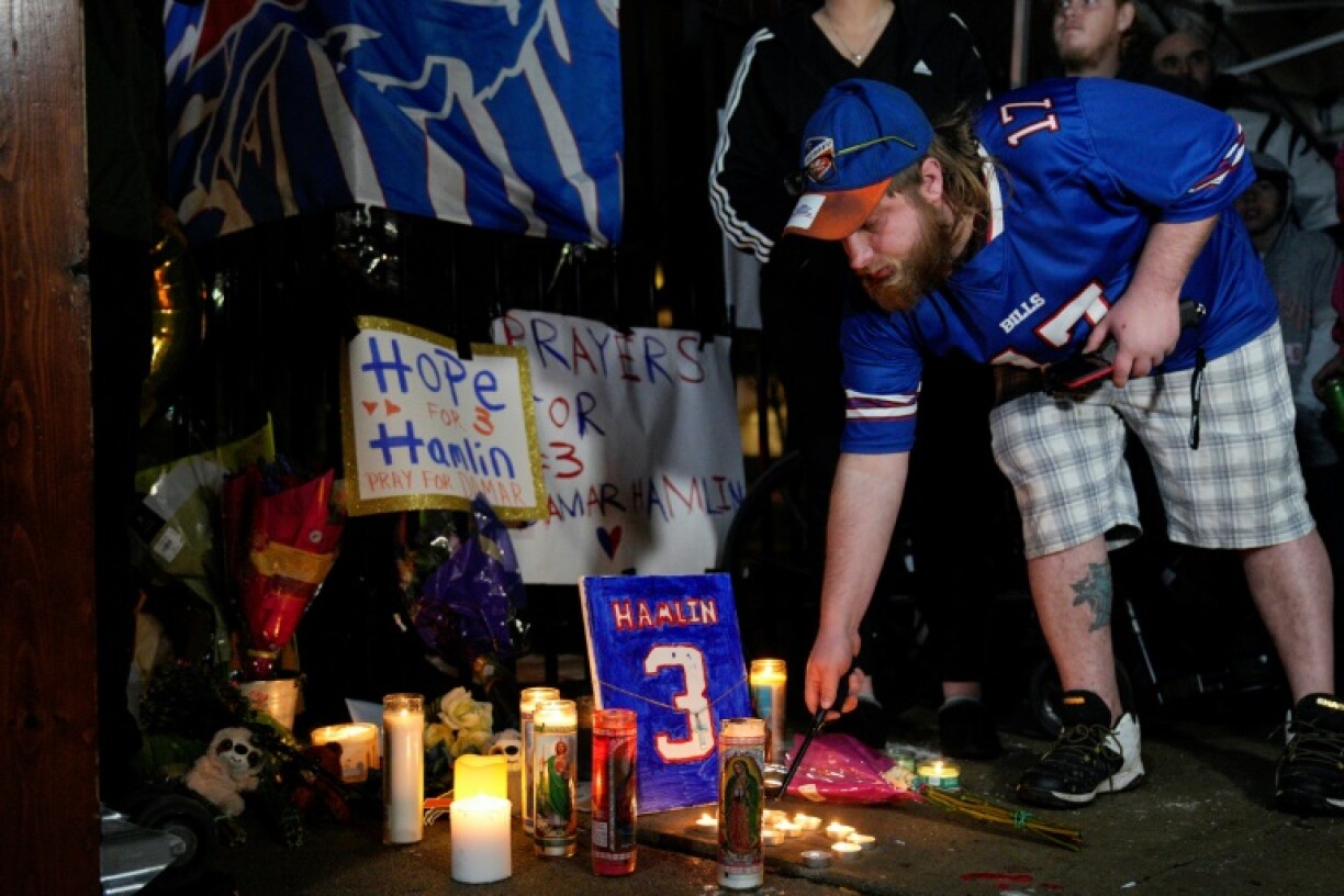 Veillée aux chandelles pour le joueur des Buffalo Bills Damar Hamlin, grièvement blessé lors d'un match, le 3 janvier 2022 à Cincinnati