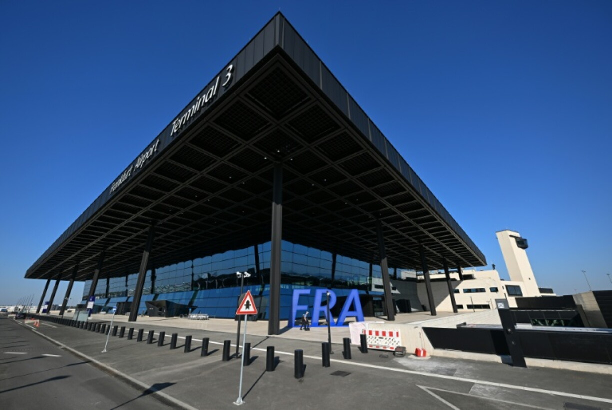 Nach zwei Infektionen mit Malaria nahe dem Flughafen von Frankfurt am Main ist ein Mensch an den Folgen gestorben. Der betroffene Mensch wohnte in unmittelbarer Nähe zum Flughafen, wie die Stadt mitteilte.