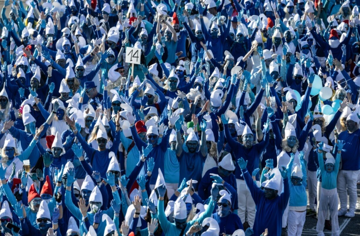The French town of Landerneau managed to gather more than 3,000 people in smurf disguise