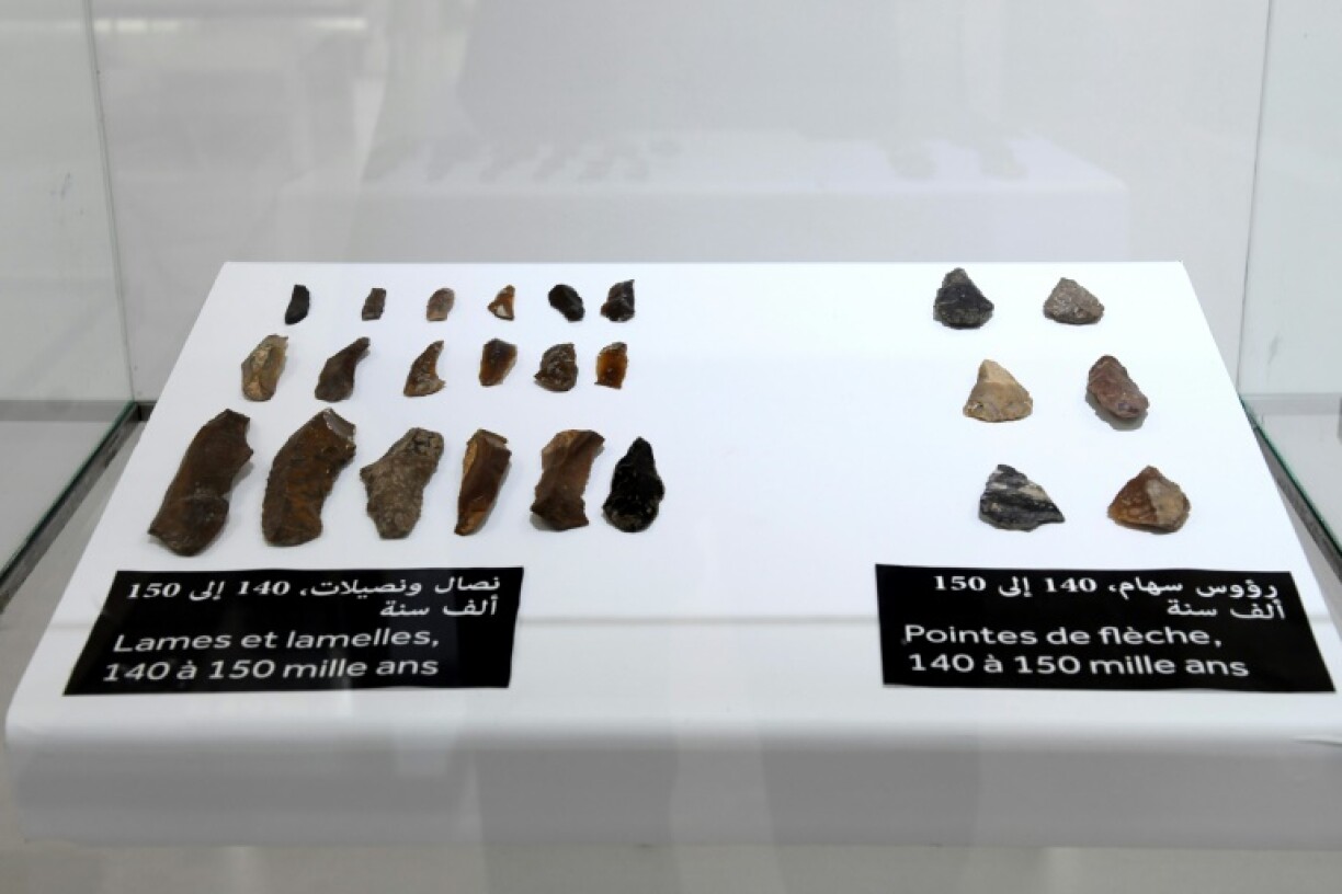 Des parures trouvés il y a quelques semaines dans la grotte de Bizmoune, près d'Essaouira (sud-ouest), présentées le 18 novembre 2021 à Rabat