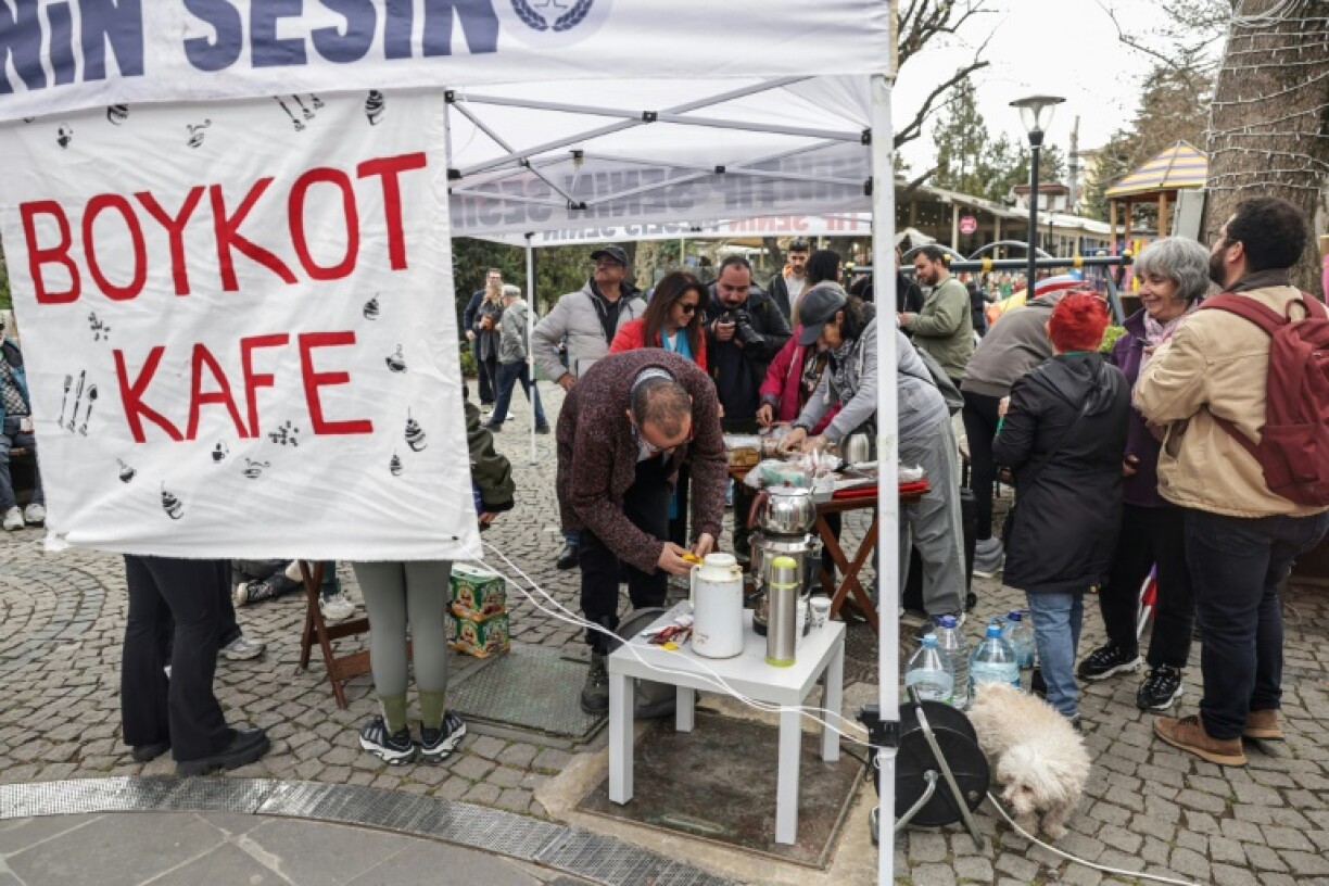 Un café improvisé dans un parc d'Ankara le 2 avril 2025, après un appel de l'opposition turque à une journée sans achat