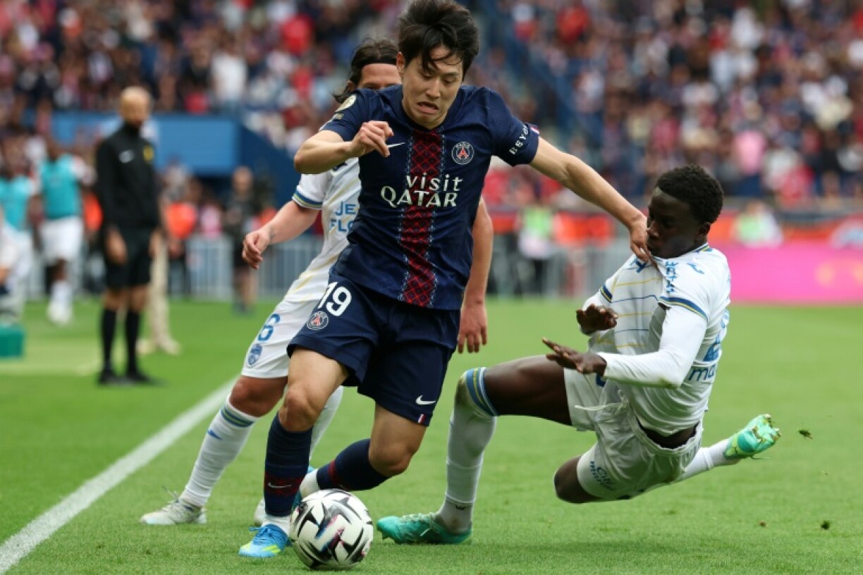 Le milieu sud-coréen du Paris SG Kang-In Lee (G) et le défenseur sénégalais de Lorient Abdoulaye Faye (D) lors du match nul 2-2 en Ligue 1, le 2 mai 2026 au Parc des Princes