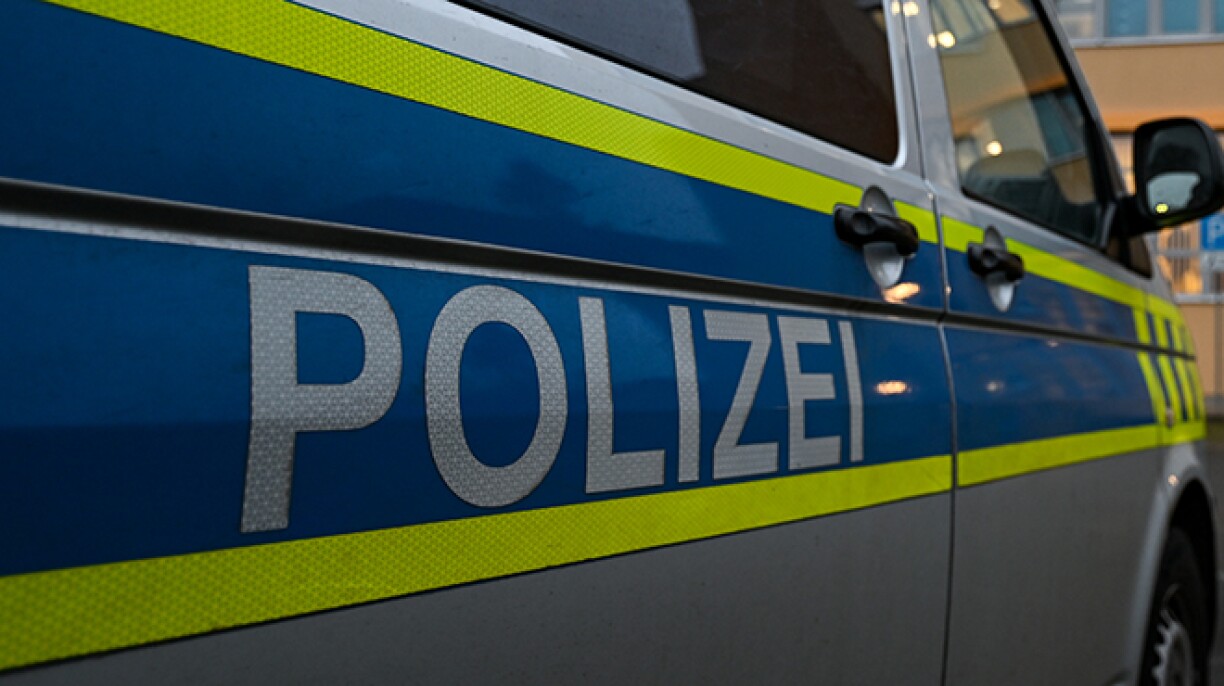 Une voiture chute du toit d'un parking en Allemagne: deux adolescents tués