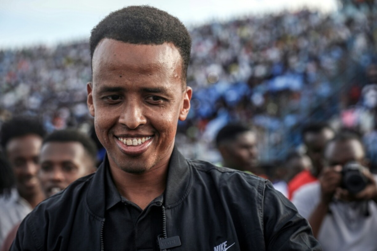 L'arbitre somalien Omar Artan accueilli par ses supporters avant un match de football solidaire, à son retour en Somalie, le 10 juin 2026 à Mogadiscio