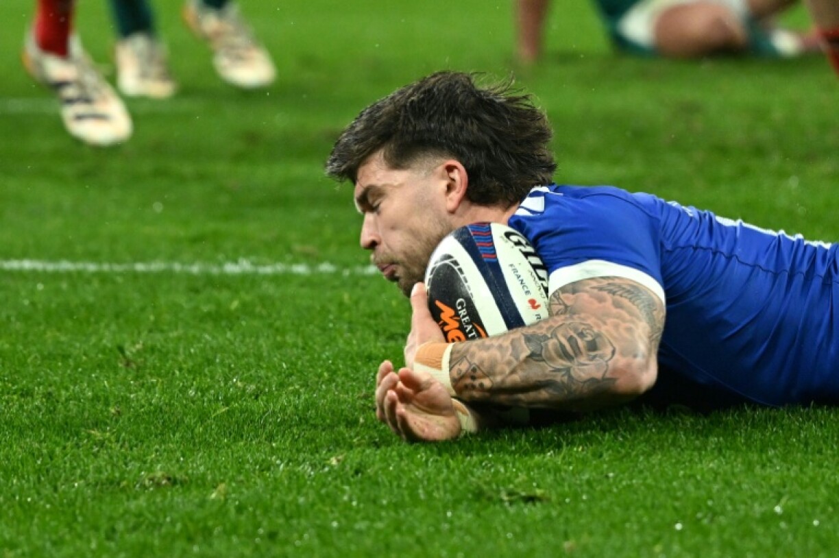 Le demi d'ouveture des Bleus Matthieu Jalibert inscrit un essai face à l'Irlande, à Saint-Denis, le 5 février 2026
