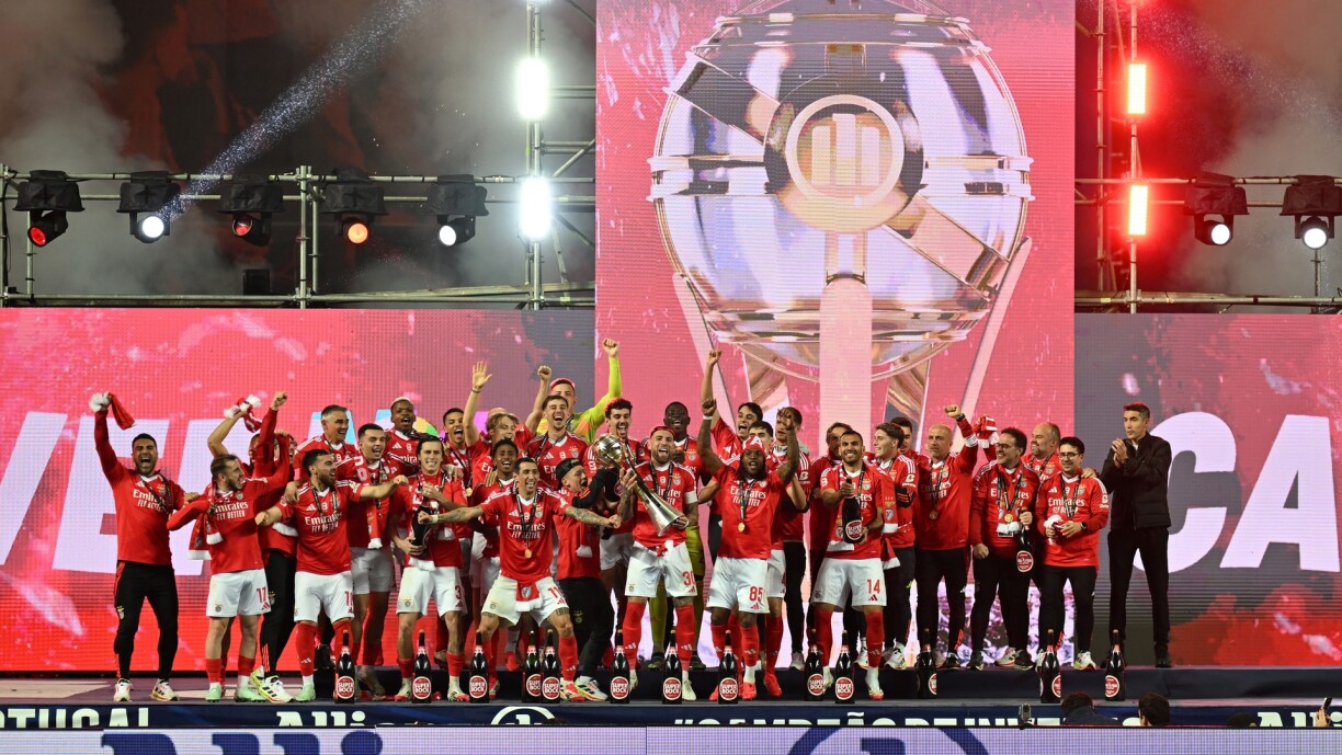 Benfica players celebrate their victory after winning the 'Taca de Portugal' (Portugal's Cup) final football match between Sporting CP and SL Benfica at the Dr. Magalhaes Pessoa stadium in Leiria on 11 January 2025.