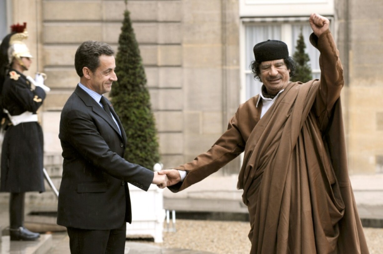 Nicolas Sarkozy, alors président de la République, reçoit Mouammar Kadhafi à l'Elysée, à Paris, le 10 décembre 2007.