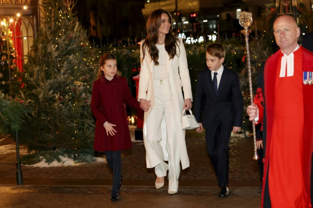 La princesse Kate (C) avec ses enfants Charlotte (G) et George (D) arrivent à l'abbaye de Westminster à Londres le 8 décembre 2023