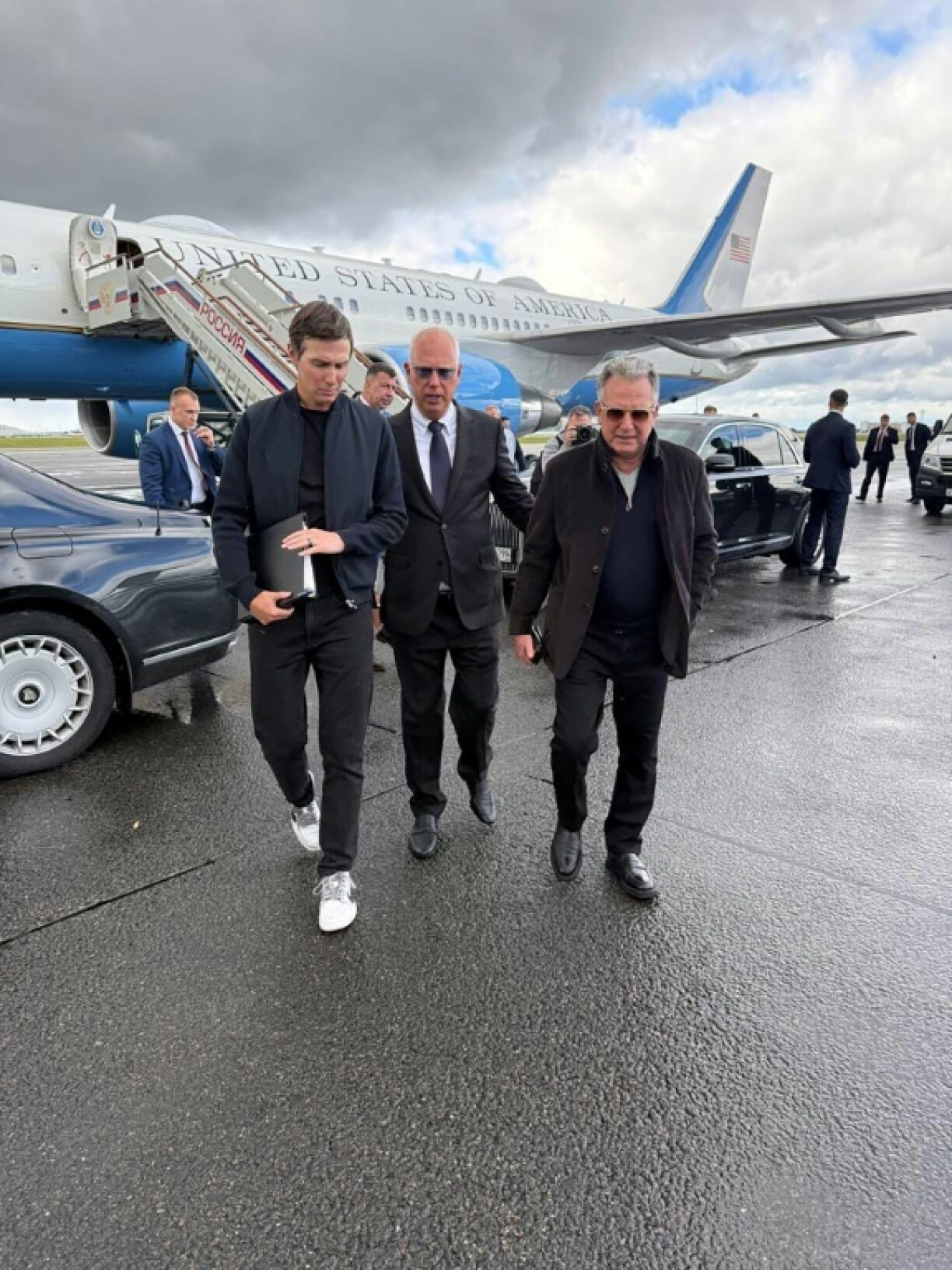 Photo publiée sur le compte X officiel de l'émissaire russe pour les questions économiques, Kirill Dmitriev, montrant Jared Kushner (g), gendre du président américain Donald Trump, et l'envoyé spécial américain Steve Witkoff (d) accueillis par Kirill Dmitriev (x) à leur arrivée à l'aéroport international de Vnoukovo, à Moscou, le 5 septembre 2026