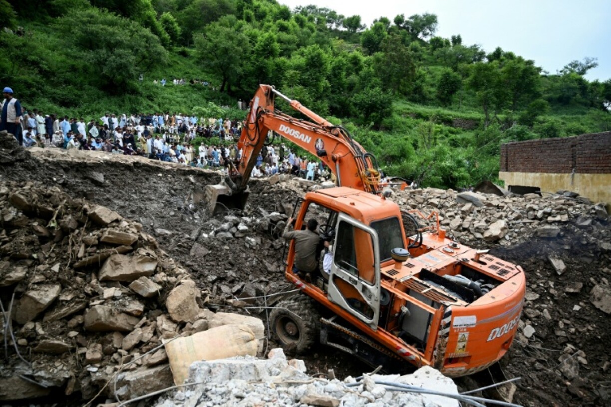 Rescuers resumed searching for survivors as the death toll from monsoon floods in northern Pakistan rose to almost 400