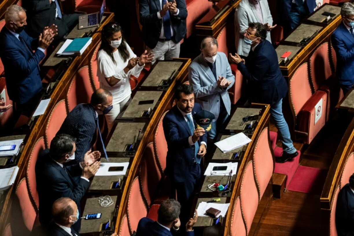 Matteo Salvini brandit une casquette des garde-côtes italiens, le 30 juillet 2020 au Sénat, à Rome