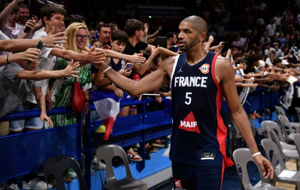 Le Français Nicolas Batum salue les supporters après le match de préparation entre la France et la Tunisie à Pau, le 31 juillet 2023