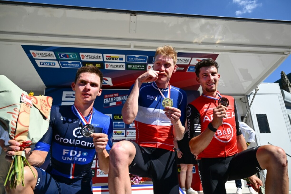 Dorian Godon (au centre) et Kevin Vauquelin (à droite) ont rejpoint l'équipe britannique Ineos en 2026 après avoir partagé le podium aux Championnats de France aux Herbiers, en Vendée, le 29 juin 2025