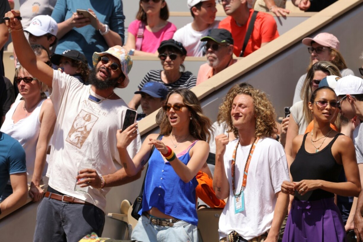 Les enfants de Yannick Noah, Joakim et sa femme, Joalukas et Jenaye lors du concert de leur père pour les 40 ans de sa victoire à Roland-Garros, le 27 mai 2023