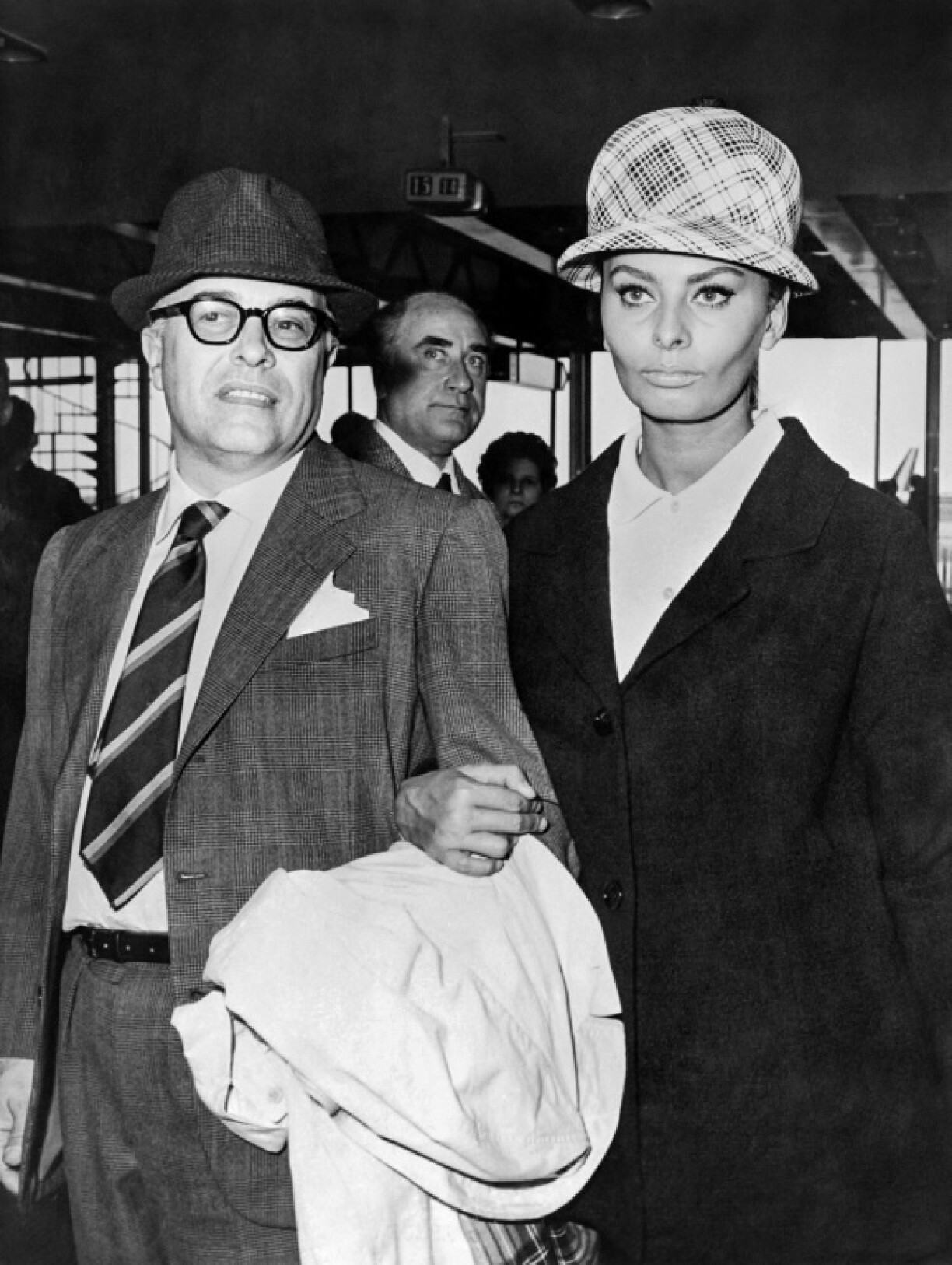 Sophia Loren et son mari, le producteur italien Carlo Ponti, à Nice en mai 1961