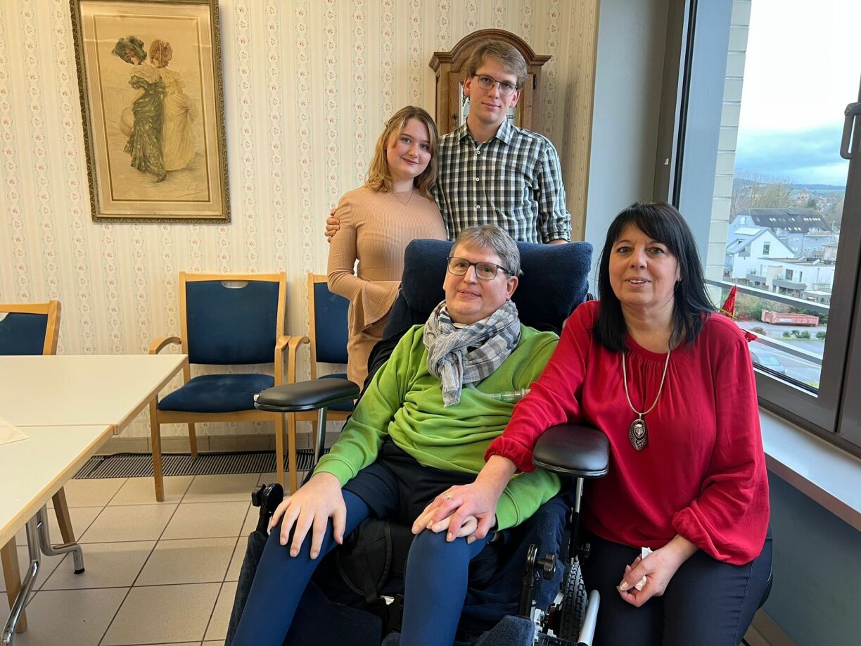 De Georges Klepper mat senger Fra, sengem Fils an dësem seng Frëndin. D'Famill hält zesummen an ass immens houfreg op de Georges.