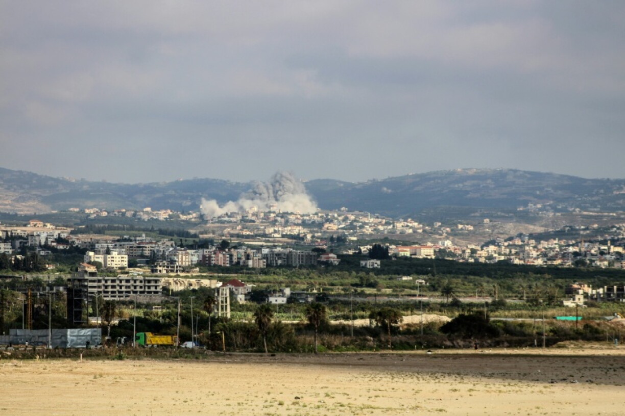 Des frappes aériennes israéliennes à Rmadiyeh au sud du Liban le 26 mai 2026