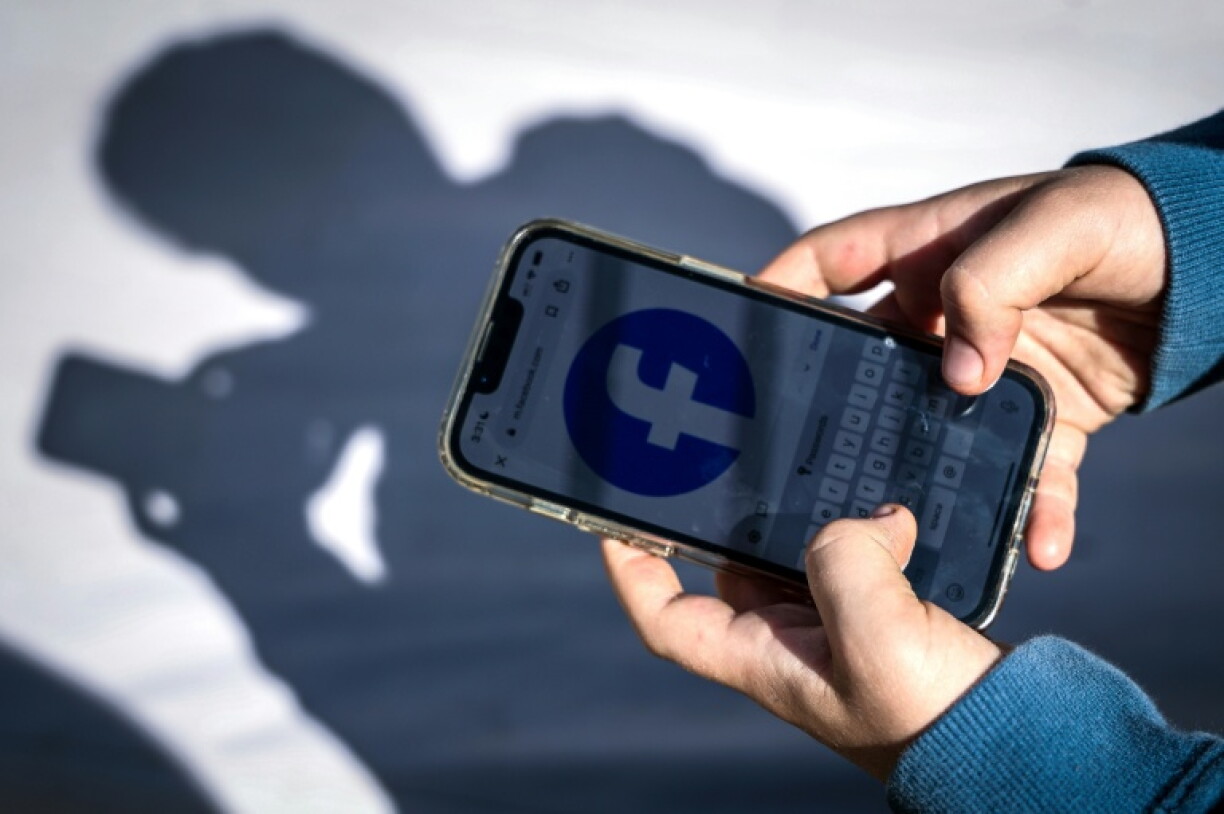 TUn adolescent consulte Facebook sur son téléphone portable, le 24 octobre 2025 à Gosford, en Australie