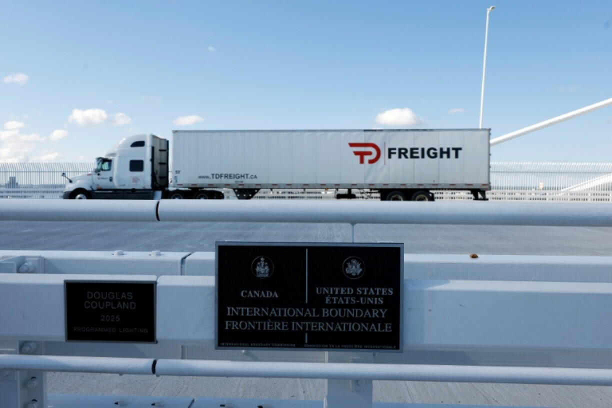Un camion franchit la frontière entre les Etats-Unis et le Canada entre Detroit et Windsor sur le pont international Gordie Howe, le 6 septembre 2026