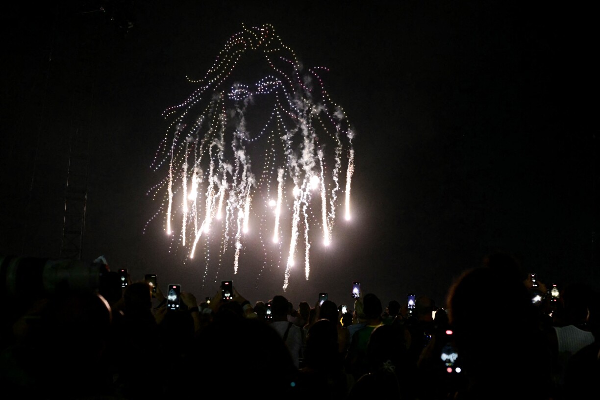 Des centaines de drones dessinent le portrait de la chanteuse colombienne Shakira avant le début du concert.