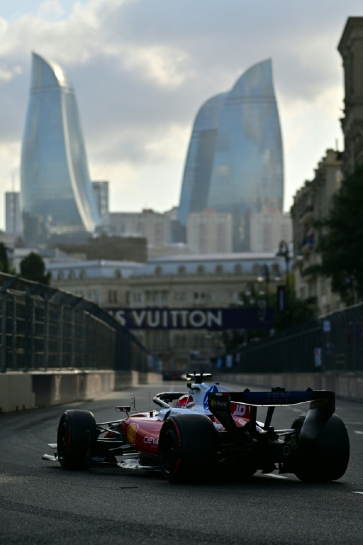 La Ferrari du pilote monégasque Charles Leclerc pendant les qualifications du GP d'Azerbaïdjan de F1 le 25 septembre 2026 à Bakou