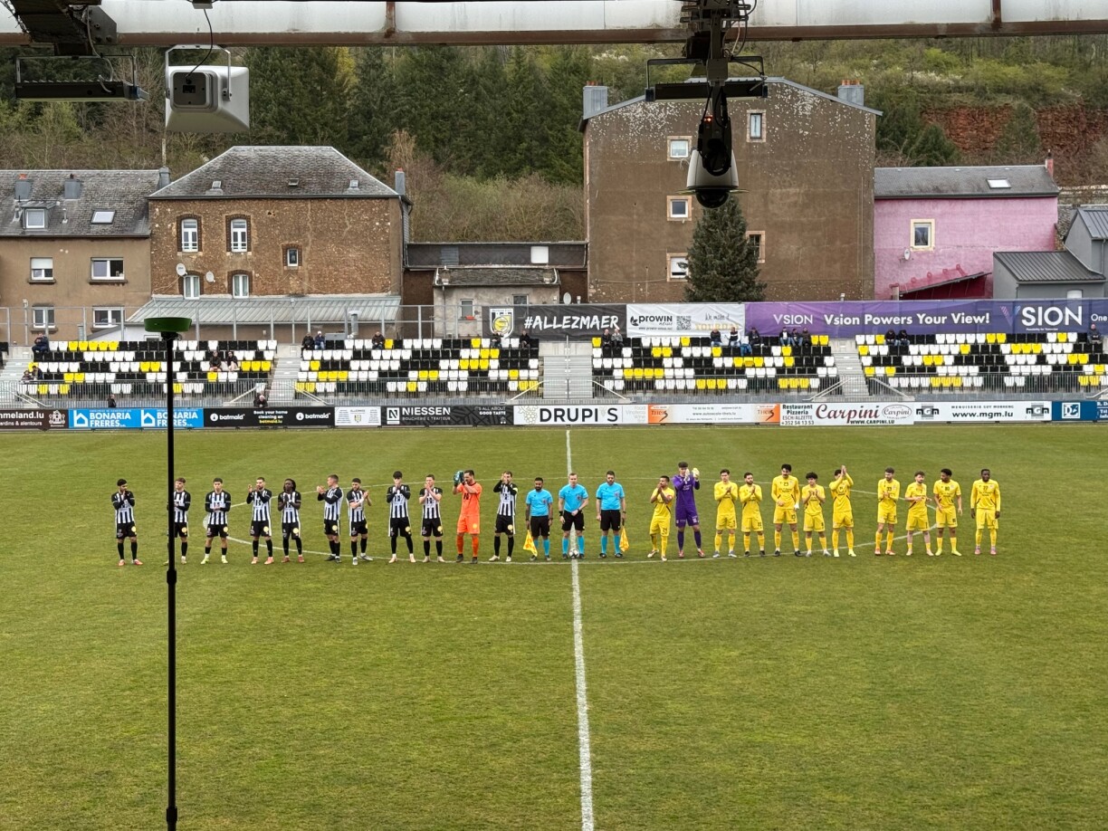 D'Jeunesse an Diddeleng virum Match am Stade de la Frontière. Den F91 geet als Gewënner vum Terrain.