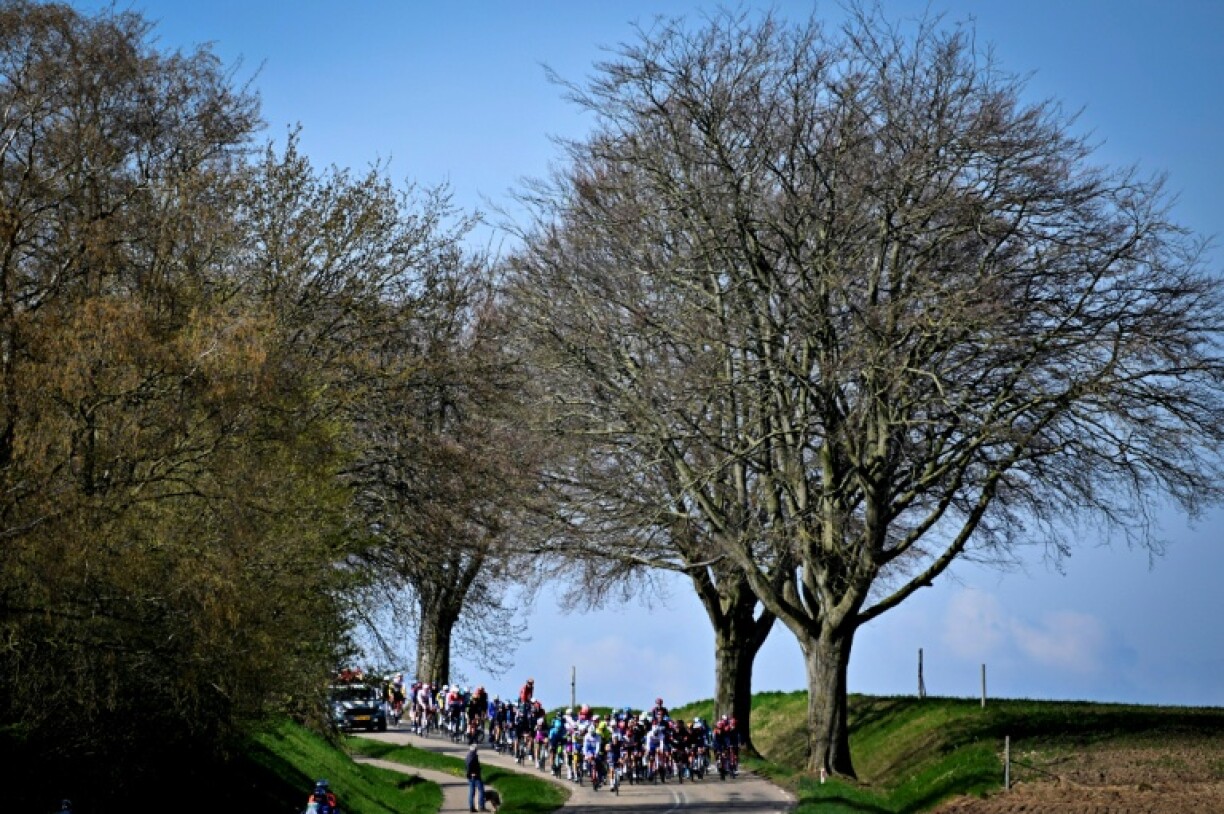 Le peleton sur les routes de l'Amstel Gold Race, course d'un jour dans la région de Maastrich ayx Pay-Bas le 10 avril 2022