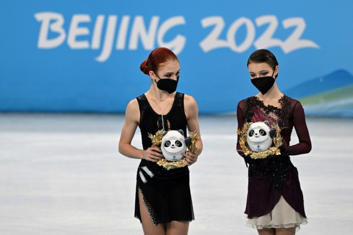 Doublé russe en patinage artistique avec Alexandra Trusova et la championne Anna Shcherbakova (à droite) sur le podium à Pékin, le 17 février 2022