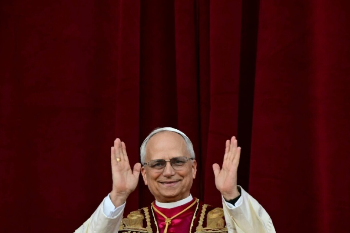 Le nouveau pape Leon XIV sur le balcon de la basilique Saint-Pierre au Vatican, le jour de son élection le 8 mai 2025