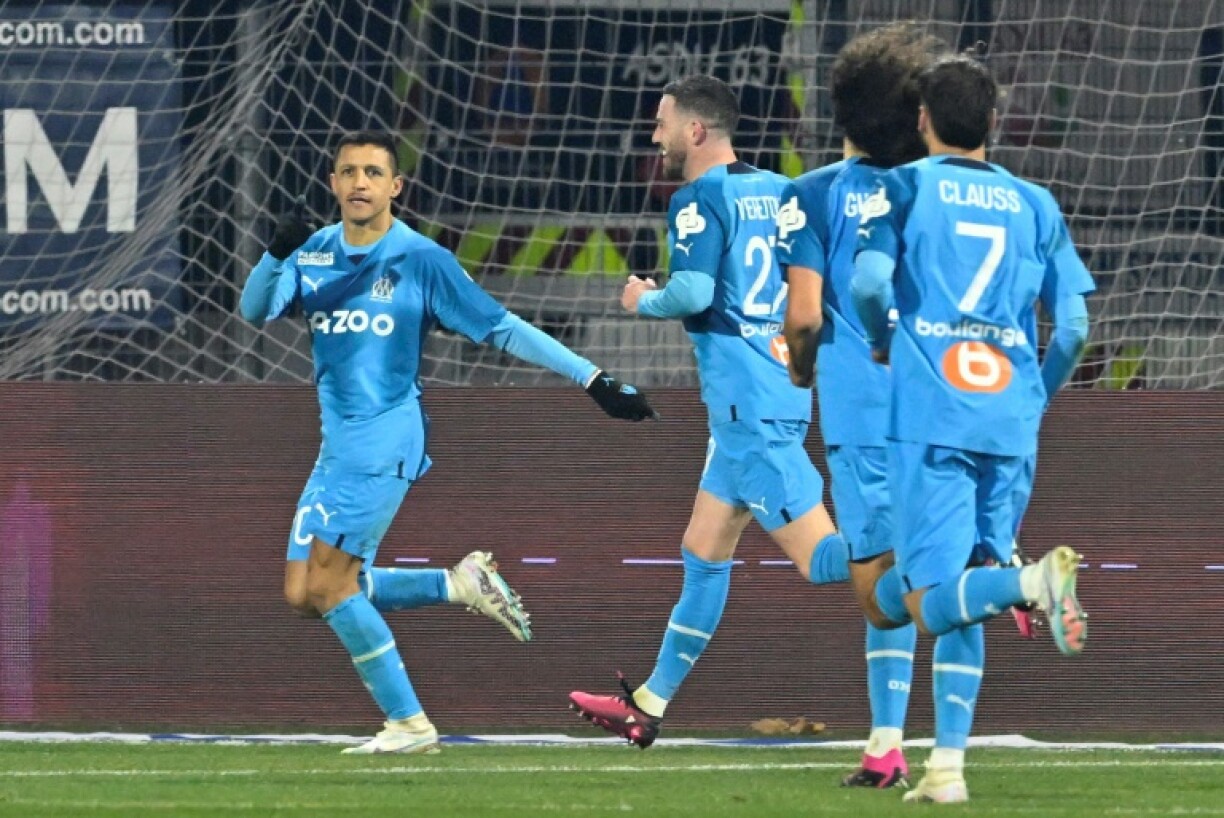 Alexis Sanchez (g) auteur d'un doublé pour Marseille sur le terrain de Clermont, le 11 février 2023 à Clermont-Ferrand