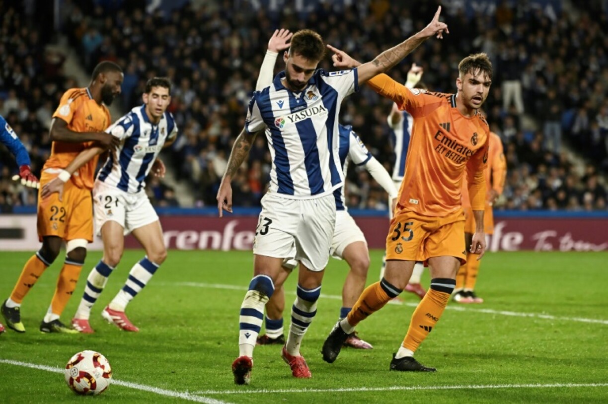 Real Madrid's Spanish defender Raul Asencio (R) was taken off by Carlo Ancelotti after fans chanted for him to