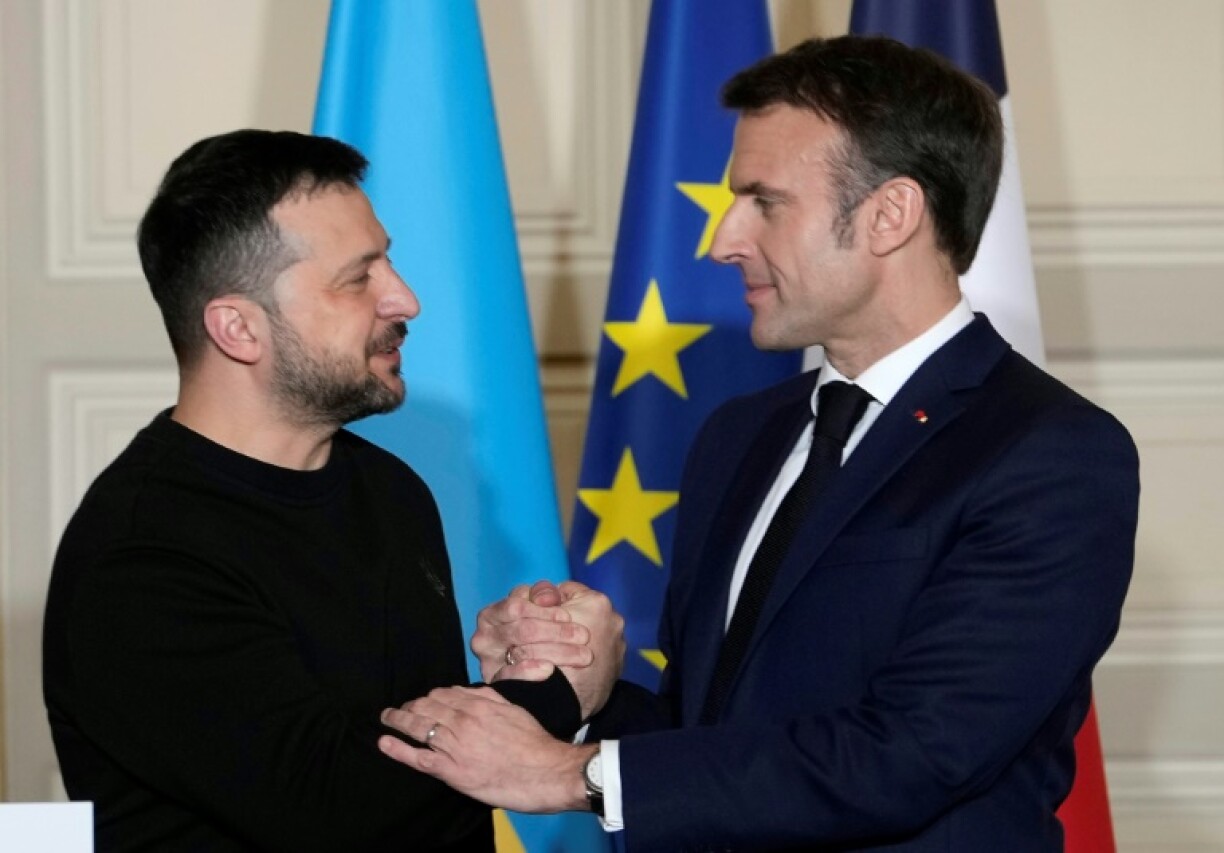 Le président français Emmanuel Macron (à droite) serre la main du président ukrainien Volodymyr Zelensky (à gauche) lors d'une conférence de presse au palais présidentiel de l'Élysée à Paris le 16 février 2024, après la signature d'un accord de sécurité bilatéral