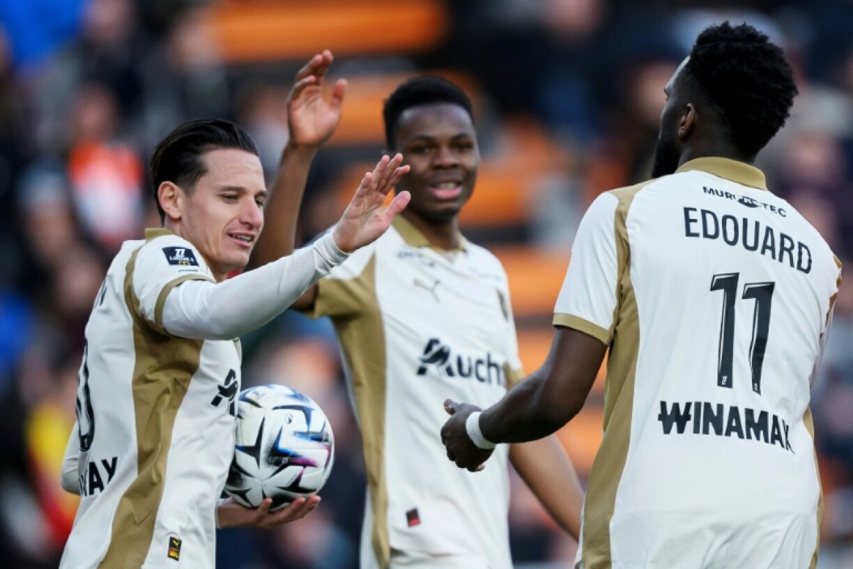L'attaquant de Lens Odsonne Edouard (D) a marqué l'unique but des Sang et Or samedi face à Lorient, vainqueur 2-1 au stade de la Moustoir celebrates with teammates after scoring his team's first goal during the French L1 football match between FC Lorient and RC Lens at the Stade du Moustoir in Lorient, western France, on March 14, 2026.