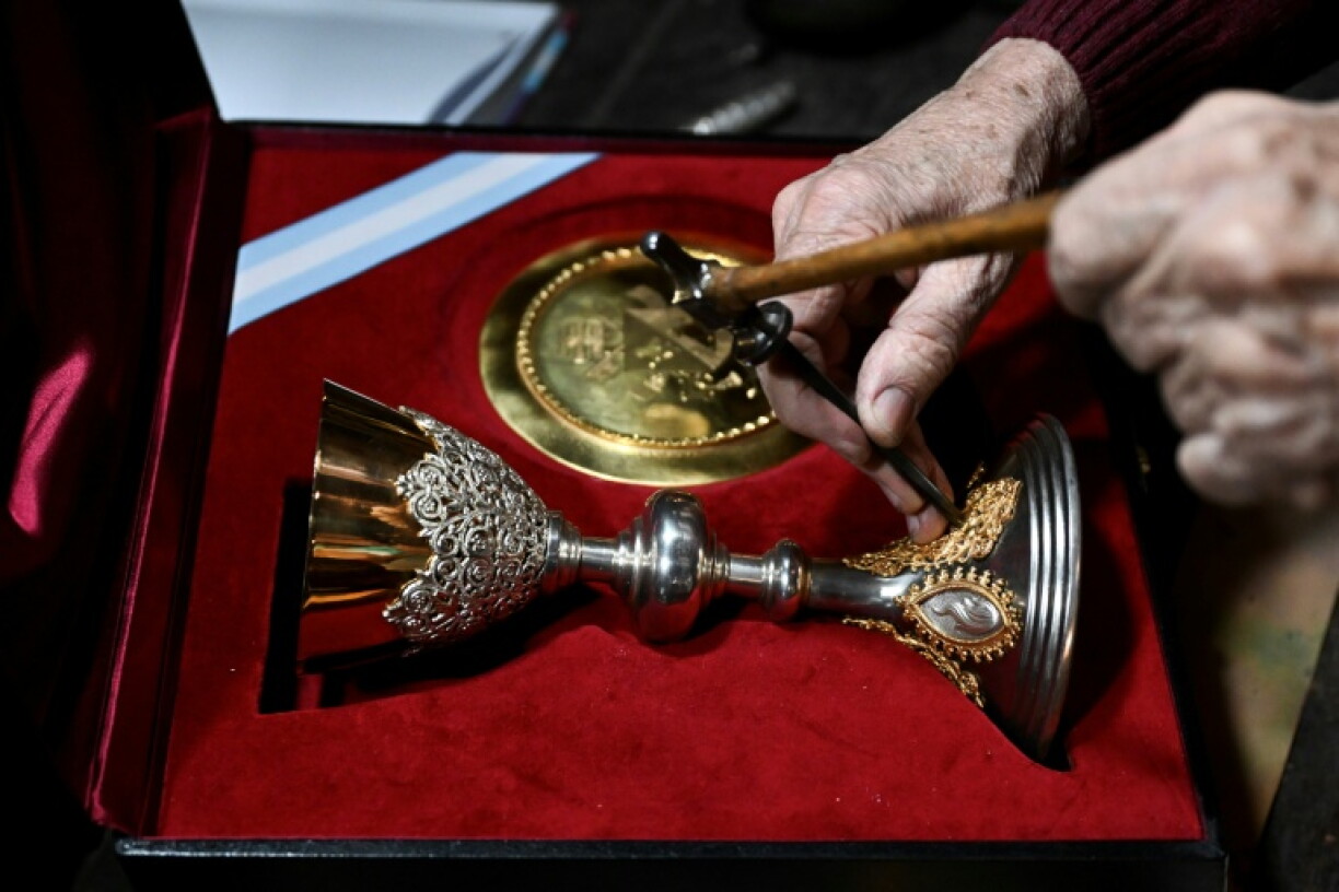 Silversmith Juan Carlos Pallarols has been working on a chalice made from munitions and other items from the Falklands War to give to the pope when he visits Argentina next month
