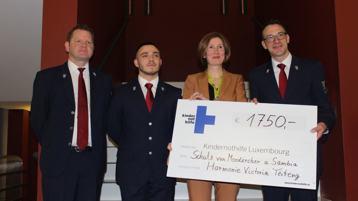 Vu lénks no riets: President Richard Johanns, Dirigent Flavio Pierotti, Kristine Weyland an de fréieren Dirigent Gilles Burgund.